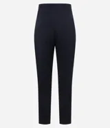 Pantalón zanahoria negro de punto roma, con cintura lisa, bolsillos laterales y pliegues delanteros.