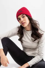 Gorro tejido en color lila, ideal para complementar outfits de invierno.
