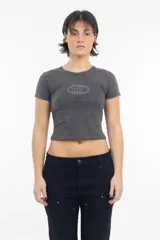 Remera corta gris con logo ovalado estampado en el centro.