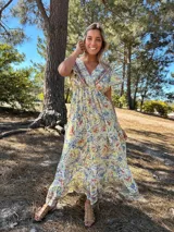 Vestido largo de seda con estampado floral multicolor, escote en V y mangas cortas.
