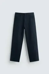 Pantalón azul marino de corte recto, confeccionado en tejido de algodón y lyocell. Cuenta con bolsillos delanteros y traseros de parche. Cierre frontal con cremallera y botón.