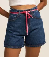 Short mom jeans de tiro alto con cordón de ajuste en la cintura, bolsillos delanteros y traseros.