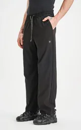 Pantalón negro multifuncional impermeable con elástico en la cintura y los puños, calce regular y bolsillos frontales.