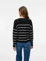 Sweater tejido azul marino con rayas horizontales color crema y bordado de la palabra "bonjour" en el frente.