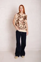 Chaleco tejido sin mangas, con cuello en V y estampado animal print.