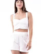 Top blanco con breteles anchos y detalle fruncido en el centro del busto.