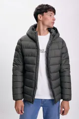 Campera puffer verde oscuro con capucha y cierre frontal.