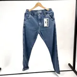 Jean azul de corte baggy con cintura elastizada y bolsillos laterales.