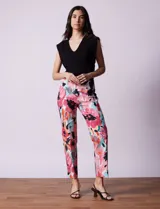 Pantalón recto de gabardina elastizada con estampado floral multicolor. Pretina ancha elastizada. Marca Zac & Rachel.