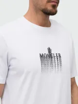 Remera de algodón blanco con logo de la marca al frente.