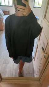 Remera blanca de corte amplio y mangas largas.