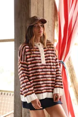 Sweater oversize de punto con rayas horizontales en colores azul, verde y lila. Tiene cuello polo blanco con cartera de botones.