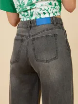 Pantalón de jean celeste claro con lavado ácido, corte recto y tiro alto.