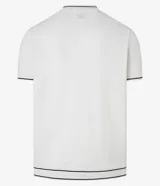 Remera de algodón y poliéster color crudo, con cuello redondo y manga corta. Presenta textura acanalada horizontal, estampa localizada con escudo y ribetes en contraste en cuello y mangas.
