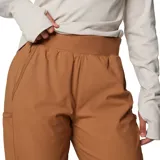 Pantalón jogger color marrón, con cintura elástica, bolsillos laterales y traseros. Confeccionado con tecnología Omni-Shade™ Broad Spectrum UPF 50 y Omni-Shield™.