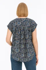 Blusa celeste con cuello en V y mangas cortas.