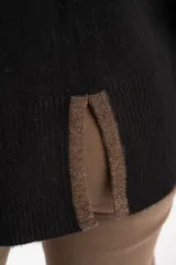 Sweater negro de tejido grueso con cuello alto acanalado. Presenta una franja decorativa en las mangas y el cuello en hilo marrón con brillo (lurex).