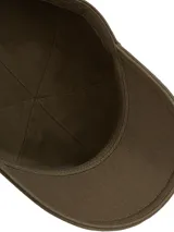 Gorra de béisbol color verde oliva con tejido de espiga, diseño de seis paneles, botón en la parte superior, ojales de ventilación, hebilla de ajuste metálica en la parte trasera y logo esmaltado de Tommy en la parte delantera.
