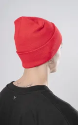 Gorro de lana rojo con logo de tijeras en un recuadro negro.