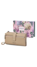 Billetera de mujer color negro, con textura símil cuero granulado. Presenta un cierre de presilla con broche, correa de mano desmontable y múltiples compartimentos internos, incluyendo un monedero con cierre.