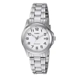 Reloj Casio de pulsera para mujer, modelo LTP1215A-7B2DF. Caja plateada de acero inoxidable, esfera blanca con números arábigos y agujas plateadas. Correa de acero inoxidable plateada con cierre desplegable. Resistente al agua.