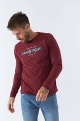 Remera gris de manga larga con cuello redondo y estampado frontal con la frase "Actually Perfect".