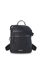 Mochila color verde oliva de símil cuero con textura. Tiene doble cierre superior, dos bolsillos frontales con cierre metálico, asa de mano rígida y correas de galón regulables.