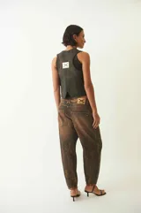 Pantalón de jean slouchy con textura metálica color marrón.