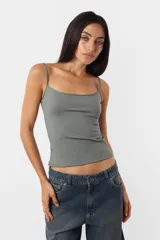 Top tipo musculosa básica de breteles finos color gris.
