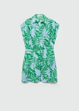 Vestido corto con estampado de hojas rojas sobre fondo blanco, corte cruzado, cuello camisero, manga corta y lazo en la cintura.