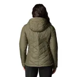 Campera puffer color salmón con capucha, cierre frontal y bolsillos laterales con cierre. Cuenta con tecnología termorreflectante Omni-Heat™ y puños con orificios para los pulgares.
