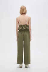 Pantalón ancho de poliéster color verde oliva con cintura elástica y una franja vertical blanca a cada lado.