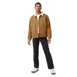 Campera Dickies color marrón con cuello de corderito blanco, cierre con botones a presión, bolsillos laterales y logo de la marca en el pecho.