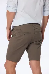 Bermuda color beige, de corte clásico, confeccionada en algodón y spandex.