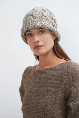 Gorro tejido a mano color crudo, con diseño de ochos, confeccionado en lana fina sin teñir.