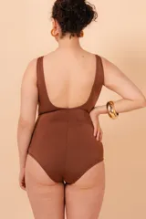 Malla entera marrón con estampado animal print en la parte superior y aplique de aro dorado en la cintura.