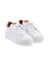 Sneaker Adelaida de cuero graneado color verde oliva, con cordones de algodón y suela elevada color crema.