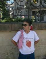 Remera blanca de manga corta con estampado de frutilla y texto en color rojo.