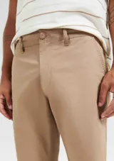 Bermuda color beige de corte recto, estilo chino, con bolsillos laterales y traseros.