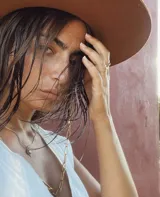 Sombrero de ala ancha color marrón, con copa alta y ala recta. Incluye cadena dorada decorativa. Hecho en lana merino uruguaya.