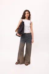 Musculosa blanca de lycra y algodón, con cuello y sisas ribeteadas en marrón y logo bordado en el frente.