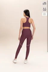 Top deportivo color borgoña con detalles de piping blanco en los bordes. El tejido Sense Pro® tiene tacto suave, transpirabilidad extrema y un soporte medio que realza las formas sin perder libertad.