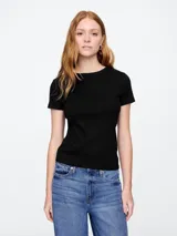 Remera negra de rib con cuello redondo y mangas cortas.