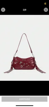 Bolso bandolera rojo con correa de cadena y detalles de ojales metálicos.