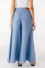 Pantalón marrón de lino, corte palazzo y tiro alto.