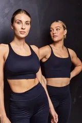 Top deportivo negro con espalda cruzada en cuatro tiras y almohadillas removibles.