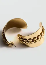 Pendientes dorados con diseño texturado y detalles en relieve.