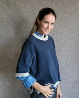 Buzo azul de lana lambswool con cuello redondo y mangas 3/4.