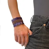 Pulsera tipo brazalete color borgoña con lentejuelas delgadas y strass dorados.