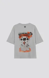 Remera color gris claro de corte oversize, con cuello redondo y mangas cortas. Estampado en la espalda con Mickey y Minnie Mouse sentados sobre una roca, con llamas y el texto 'Hello Darling'.
